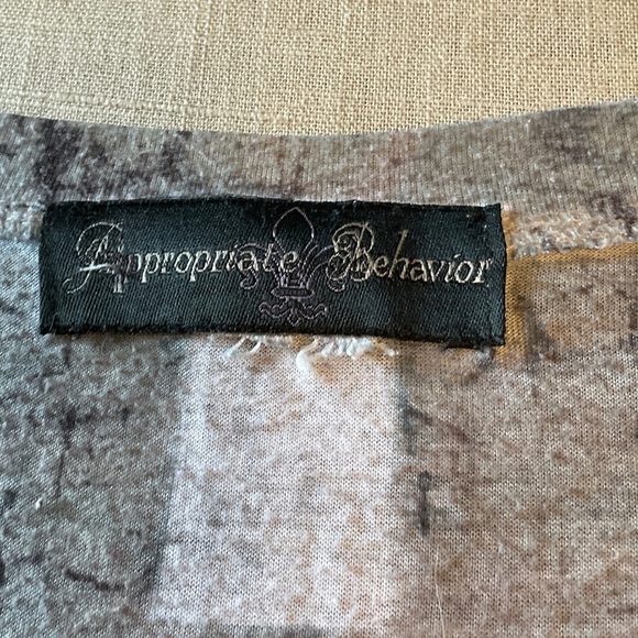 Women's Short Sleeve V-Neck Top - Gray Pattern - Picture 5 of 5